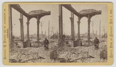1871, 1871 Chicago Yangınından sonra harabeler arasında kasayı soğutan bir adamın stereografı (kart yuvasındaki bw fotoğraf) by George N. Barnard