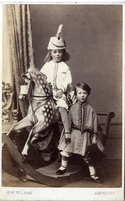 Sallanan at üzerinde şapkalı genç bir kız ve yanında duran başka bir kız, 1860
