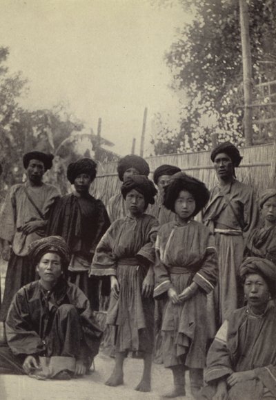 Burma: Bir grup Lihsaw erkek ve kadın (s/b fotoğraf) by Georges Bertin Scott