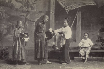 Burma: Dilenciyle birlikte Pongyi (s/b fotoğraf) by Georges Bertin Scott