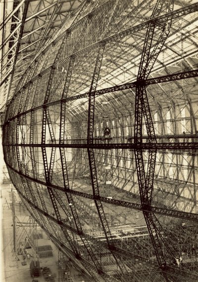 LZ 130 hava gemisinin yapım aşamasındaki iskeleti (b/w fotoğraf) by German Photographer