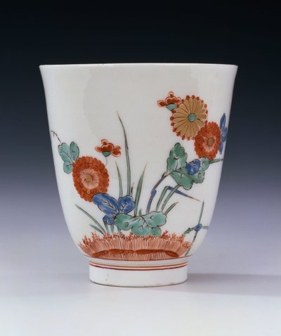 Krizantem ve otlarla boyanmış bir Bottger Kakiemon alevli beher, c.1725 by German School