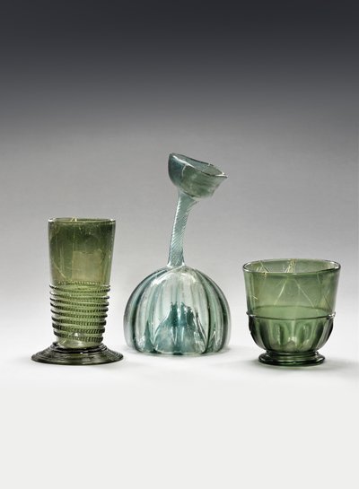 Bir waldglas kabı, bir yabancı cam ve bir kuttrolf (cam) by German School