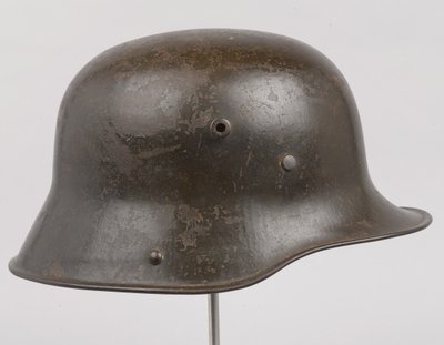 Alman çelik miğferi veya 'Stahlhelm', c.1916 (kask) by German School