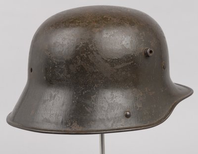 Alman çelik miğferi veya 'Stahlhelm', c.1916 (kask) by German School