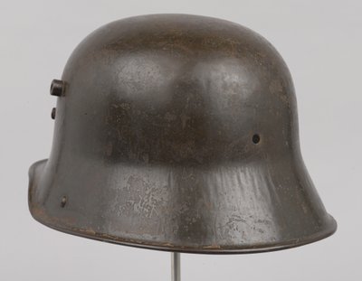 Alman çelik miğferi veya 'Stahlhelm', c.1916 (kask) by German School