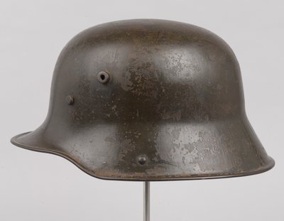 Alman çelik miğferi veya 'Stahlhelm', c.1916 (kask) by German School