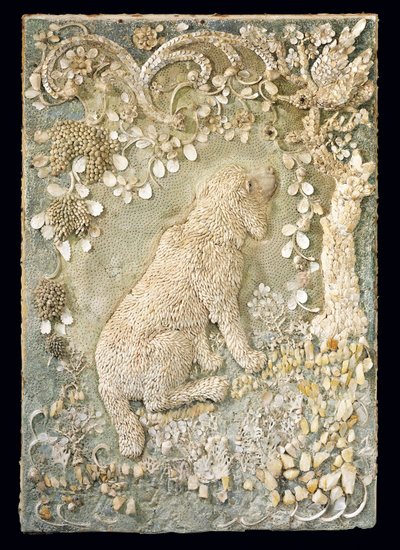 Mağara benzeri bir çevre içinde, kabartma olarak modellenmiş bir çift Louis XV oturan köpekten biri by German School
