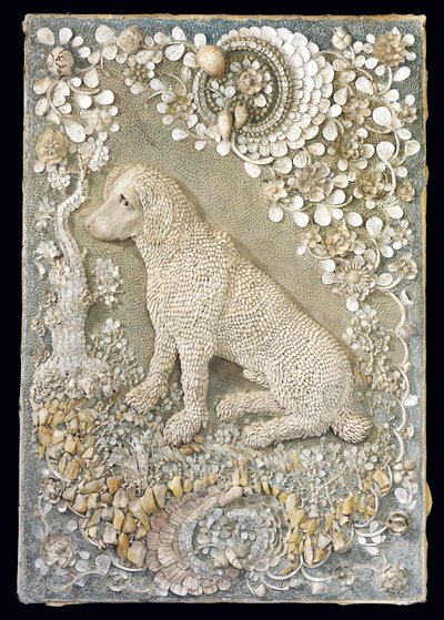 Mağara benzeri bir çevre içinde (kabuk işi, mercan, kuvars ve renkli gesso) kabartma olarak modellenmiş bir çift Louis XV oturan köpekten biri (ayrıca bkz. 375094) by German School