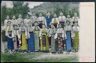 Arges bölgesindeki Rumen geleneksel kıyafetlerini gösteren kartpostal, c.1900-10 by German School