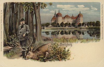 Arka planda Moritzburg Şatosu olan, vurulmuş bir geyiği olan bir adamı gösteren kartpostal by German School