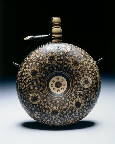 Toz matara, c.1620-50 (boynuzlu, kemikli, pirinçli ve demirli ceviz) by German School