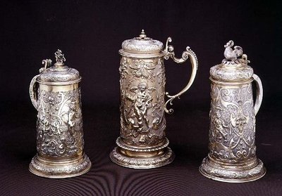 Gümüş yaldızlı silindirik maşrapa, Paul Hubner, Ausburg 1590; gümüş yaldızlı silindirik tankard, Tobias Kramer, Ausburg 1620; Paul Hubner, Ausburg 1590, 16-17. yüzyıla ait yaldızlı silindirik tanker parseli by German School
