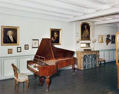Ludwig van Beethoven'a (1770-1827) ait kuyruklu piyanolu bir odanın görünümü by German School