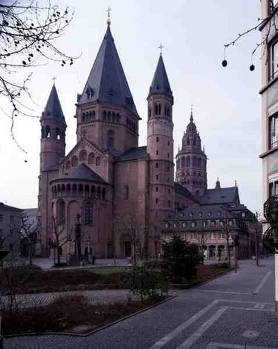 Kuzeydoğudan St. Martin ve St. Stephan Katedrali