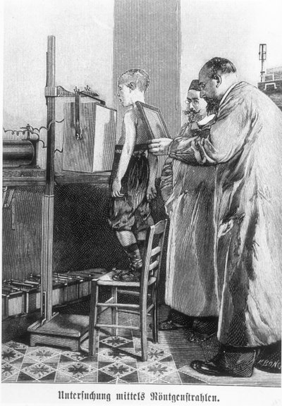 Wilhelm Konrad Roentgen (1845-1923) Hans Kraemer'in bir kitabından genç bir çocuğun röntgenini çekiyor, 1898-99 dolayları by German School