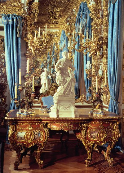 Ayna Odasında yazı masası ve Louis XV heykeli by German School