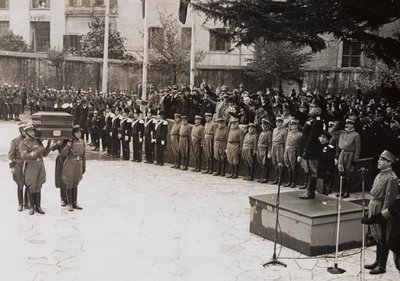 Benito Mussolini, bir Garibaldi askerinin devlet cenaze törenine başkanlık ediyor (s/b fotoğraf) by Giacomelli Giacomelli