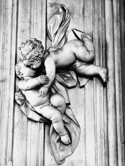 Putti öpüşme (alçı) by Giacomo Serpotta