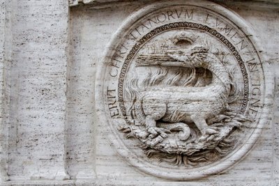 Fransız kilisesinin St Louis cephesinde arması by Giacomo della Porta