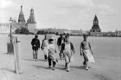 Rus Moskovalı işçiler Kremlin kalesinin siperlerinde çalışmak üzere yürüyüşe geçtiler... by Gilbert H. Grosvenor