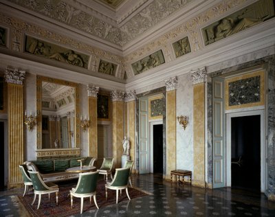 Mobilya ve dekorasyona sahip merkezi salon, Villa Melzi d