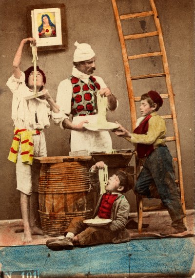Childs spagettiyi elleriyle yiyor, Napoli, c.1865 (çift ağırlıklı kağıda yazdırın) by Giorgio Conrad