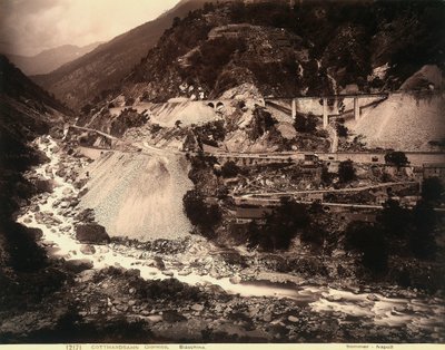 Giornico ve Biasca arasındaki San Gottardo demiryolunun bir uzantısı by Giorgio Sommer