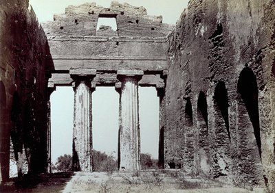 Agrigento'daki Tapınaklar Vadisi'ndeki Concordia Tapınağı'nın içi. Ön planda iki dorik sütun; yanlarda, kemerli bir çevre duvarı by Giorgio Sommer