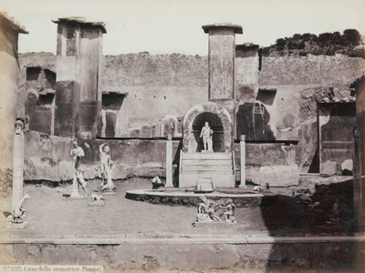 Pompeii'deki Marcus Lucretius Evi'nin mermer heykeller ve otlarla süslenmiş yükseltilmiş bahçesinin kısmi görünümü. Merkezde nişli bir şadırvan. Duvar resimlerinin arka plan parçaları by Giorgio Sommer