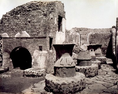 Pompei: Bir fırıncının çalışma odasının görünümü by Giorgio Sommer