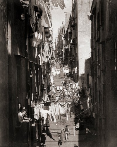 Sokak sahnesi, Napoli, İtalya by Giorgio Sommer