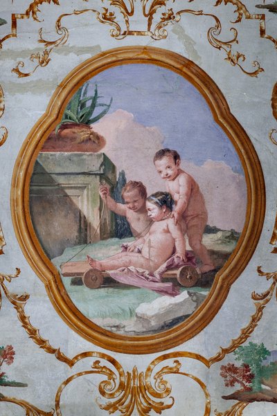 Misafirhaneler, Putti Odası, puttili madalyon: "Üç putti ve bir araba" by Giovanni Battista Tiepolo