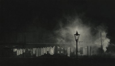Giysi hattı ve gece tren dumanı by Godfrey Macdominic