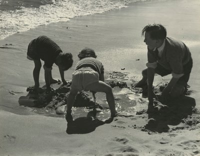 Plajda kumla oynayan üç çocuk. by Godfrey Macdominic