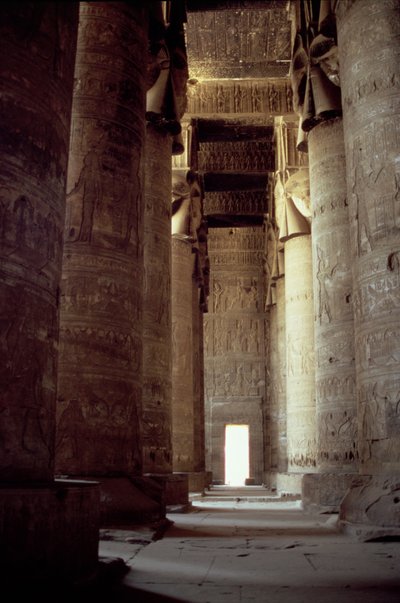 Hipostil Salonu'ndaki Hathor baş sütunları, yaklaşık MÖ 125-MS 60 by Greco Roman