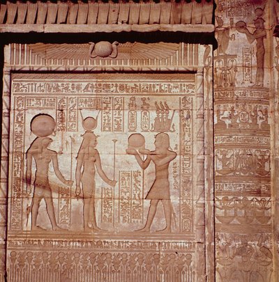 Dendera'daki Roma Doğum Evi veya Mammisi'den Hathor ve Horus'a adak sunan bir firavunu betimleyen kabartma, MÖ 125-MS 60 by Greco Roman