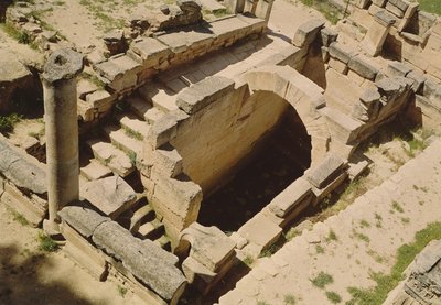 MÖ 20 dolaylarında Romalılar tarafından restore edilen nymphaionun havadan görünümü by Greek