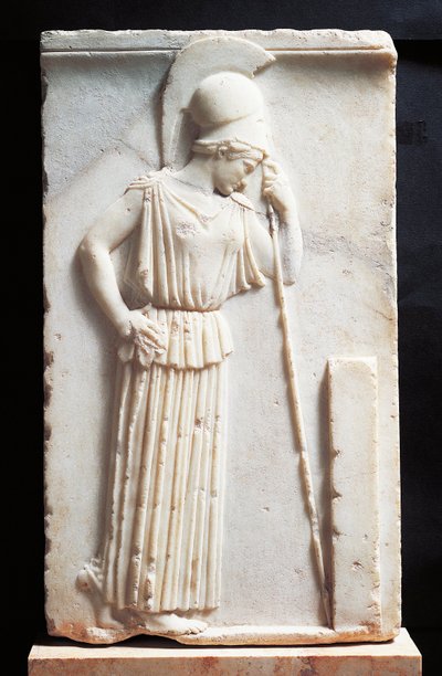 Bir stelin önünde duran yas tutan Athena