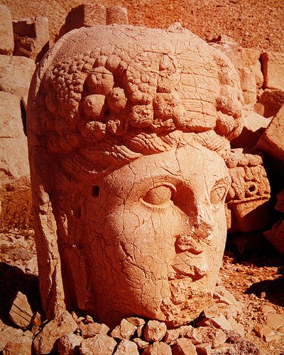 Tanrıça Tyche özelliklerine sahip devasa kafa by Greek