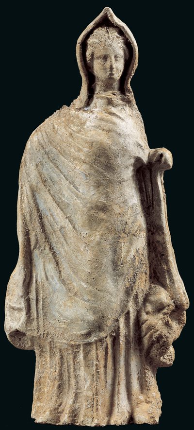 Bir chiton ve başını örten bir himation giyen bir kadın heykelciği, muhtemelen Myrina, Küçük Asya, MÖ 250-200 (kil) by Greek
