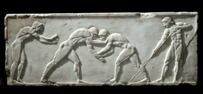 Yunan sanatı: Bir dövüş sırasında güreşçileri temsil eden kouros tabanı. Mermer kabartma çoraplar, MÖ 510-500 - Atina, arkeoloji müzesi - Dövüşen güreşçiler - Bir kouros heykelinin mermer kabartma oymacılığı, MÖ 510-500 - Ulusal Arkeoloji müzesi, Atina by Greek