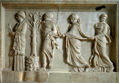 Yunan sanatı: genç bir kadını izleyen üç periyi temsil eden alçak kabartma. 2. yüzyıl M.Ö. Atina, Piree Müzesi by Greek
