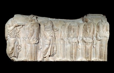 Yunan sanatı: Parthenon frizinin parçası: Büyük Panathenees şöleninin alayı: yetki verenler ve ergastinler. Klasik dönem. Paris, Louvre Müzesi by Greek School