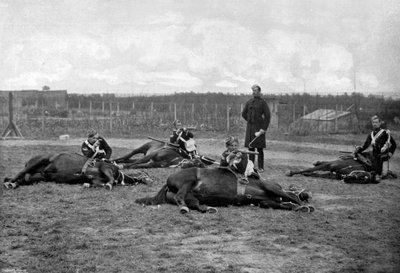 Queens Own Hussars'ın bir grubu, 1896'da atından indi. by Gregory and Co