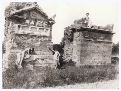 Mezarlar arasında çocuklar (fotoğraf) by Guglielmo (1852 1930) Plüschow