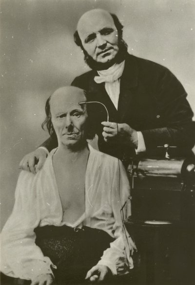 Fransız nörolog Duchenne de Boulogne, elektrofizyoloji cihazını yaşlı bir adam üzerinde kullanıyor. by Guillaume Benjamin Armand Duchenne de Boulogne