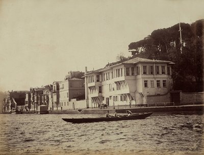 Marmara Denizi, Türkiye'de Tarabya Körfezi boyunca binalar by Guillaume Berggren