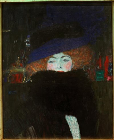 Bayan şapka ve tüy boa ile by Gustav Klimt