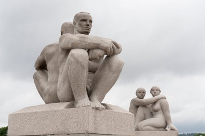 Sırt sırta oturan iki çıplak adamın granit heykelleri; Frogner Park